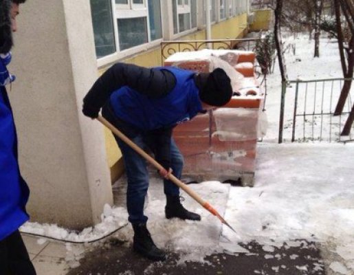Tinerii de la PMP au dat cu lopata la Căminul de bătrâni